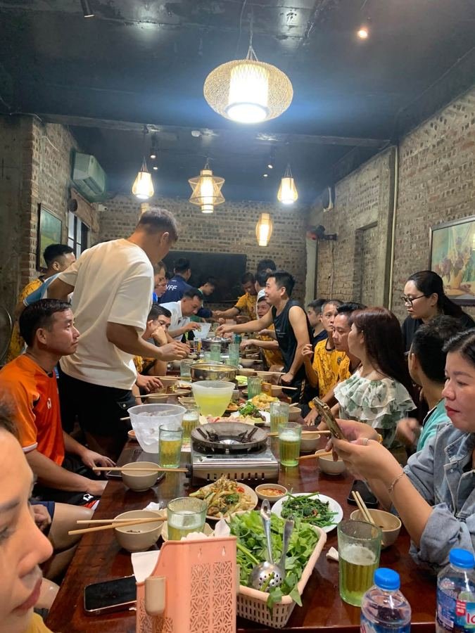 Anh em hai đội ngồi bàn dài liên hoan lẩu